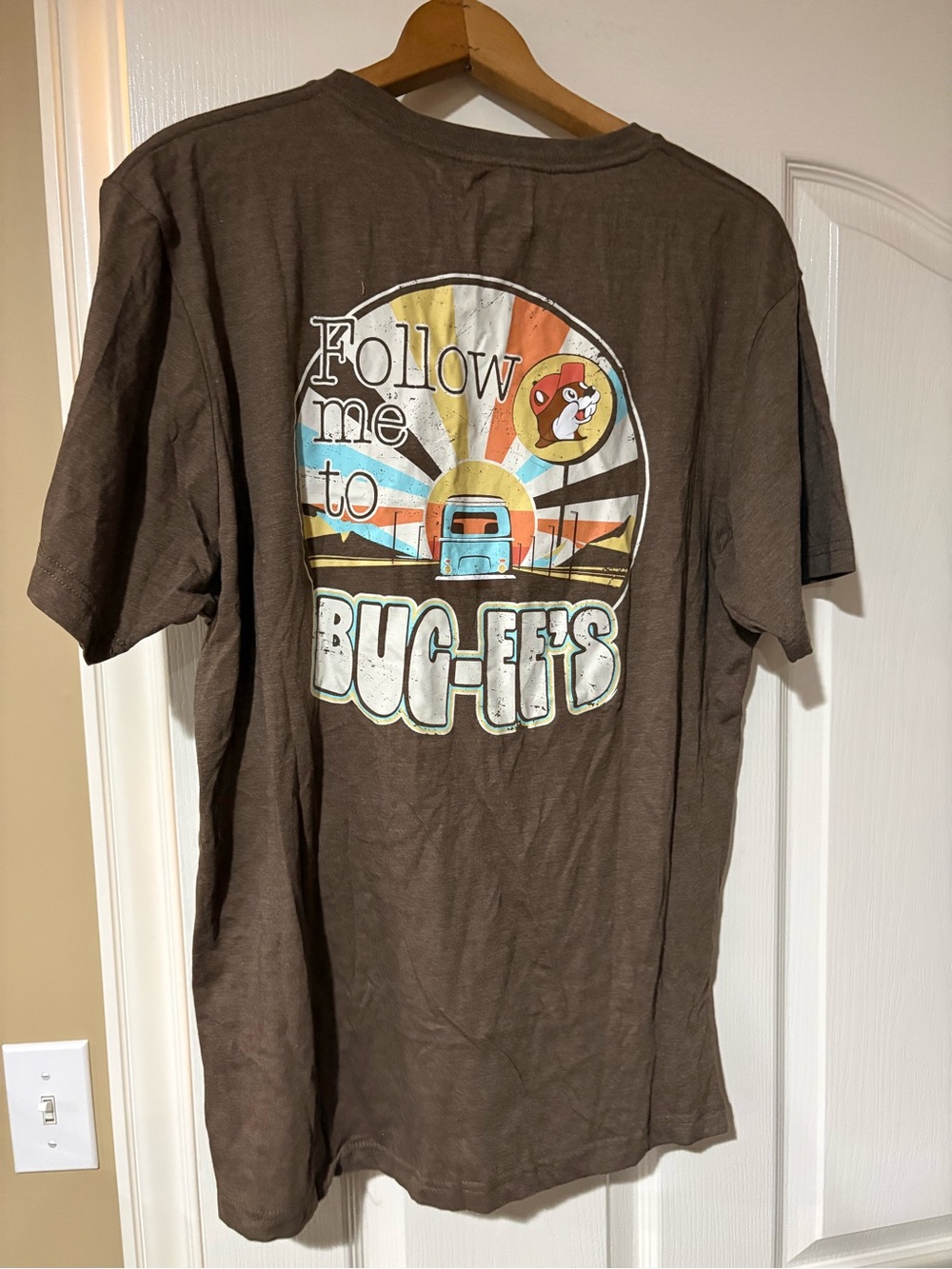 NWOT - Buc-ee’s- Brown Graphic Tee with Retro Mascot Patch - Picture 2 of 3